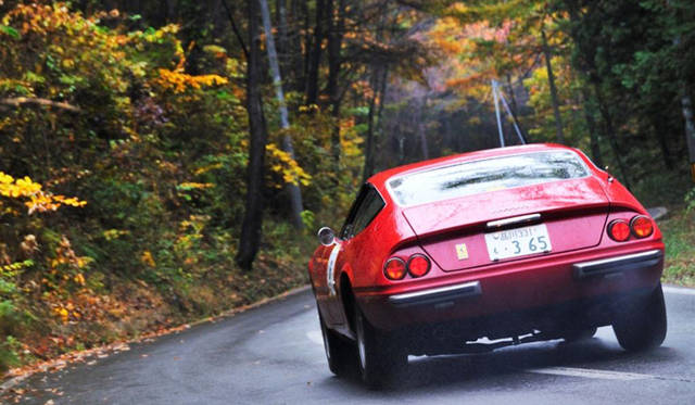 <strong>浅間ヒルクライム2012｜Asama Hillclimb 2012</strong><br />迫力溢れる走りと美しさから、1968年のデビュー以来カリスマ的な人気を博してきたV12フェラーリの傑作、365GTB/4 デイトナ