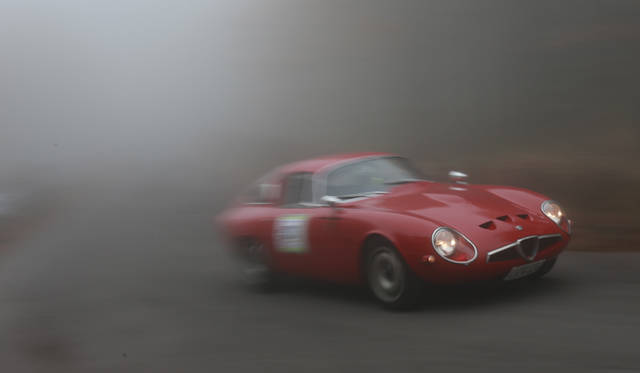 <strong>浅間ヒルクライム2012｜Asama Hillclimb 2012</strong><br />1960年代中盤のGTレースやラリーでも大活躍した純粋なレーシングGT、アルファロメオ ジュリアTZ1。鳥かごのようなフレームにザガート製のアルミボディが組み合わされる