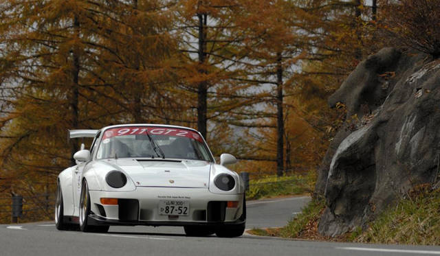 <strong>浅間ヒルクライム2012｜Asama Hillclimb 2012</strong><br />1990年代中盤から開催されたBPR-GT世界選手権やル・マンなどの耐久レースGTクラス制覇のために、ポルシェが自ら制作したレーシングカー993GT2レーシング