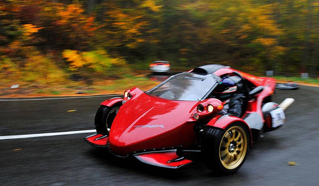 <strong>浅間ヒルクライム2012｜Asama Hillclimb 2012</strong><br />T-Rex RRは、伝説のF1ドライバー、ジル・ビルヌーブとともに闘った経験もあるエンジニア、ダニエル・カンパーニャ氏が開発した3輪スーパースポーツ