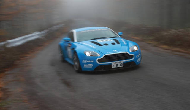 <strong>浅間ヒルクライム2012｜Asama Hillclimb 2012</strong><br />アストンマーティンV8ヴァンテージをベースに、レーシング仕様に仕立てたマシン