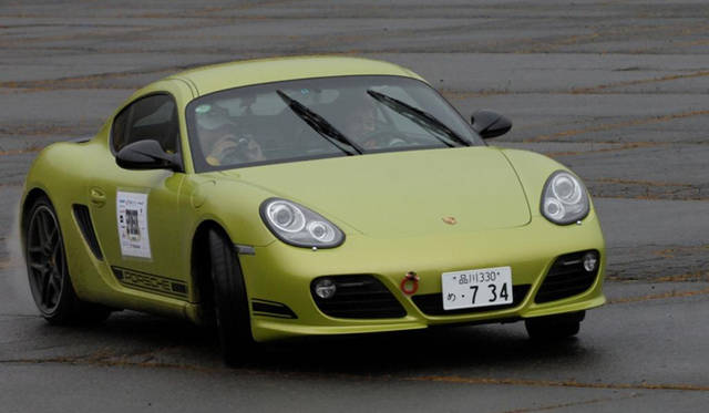 <strong>浅間ヒルクライム2012｜Asama Hillclimb 2012</strong><br />エントリー車両の中にはポルシェ ケイマンRの姿も