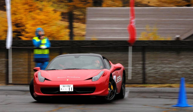 <strong>浅間ヒルクライム2012｜Asama Hillclimb 2012</strong><br />華麗な走りを披露するフェラーリ458イタリア