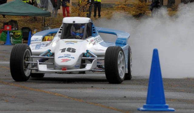 <strong>浅間ヒルクライム2012｜Asama Hillclimb 2012</strong><br />“世界一有名なヒルクライム”と称され北米で開催される「パイクスピーク・ヒルクライム」で活躍する、チームヨコハマEVチャレンジのThe EV Sports Concept HER-02。たとえエコロジー時代にあってもモータースポーツの灯を絶やさないという横浜ゴムの企業姿勢を示した、きわめて意欲的かつ意義深い一台