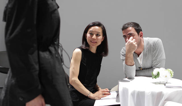 <strong>BERARDI｜ベラルディ</strong>　モデルのウォーキングを見る萩原さんとアントニオ・ベラルディ。