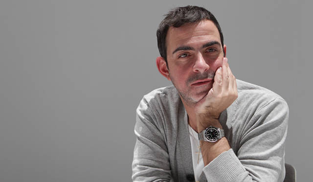 <strong>BERARDI｜ベラルディ</strong>　「両親はシシリア生まれの生粋のイタリア人。でも僕はイギリスで生まれて英国国籍です。イタリア人女性の魅力はセクシーでフェミニン。イギリス人女性の魅力はリアルでマスキュリンなところです。僕は両方の魅力がわかるんです。僕のDNAも両方だからね。そのコントラストが大切だと思っている」（アントニオ・ベラルディ）