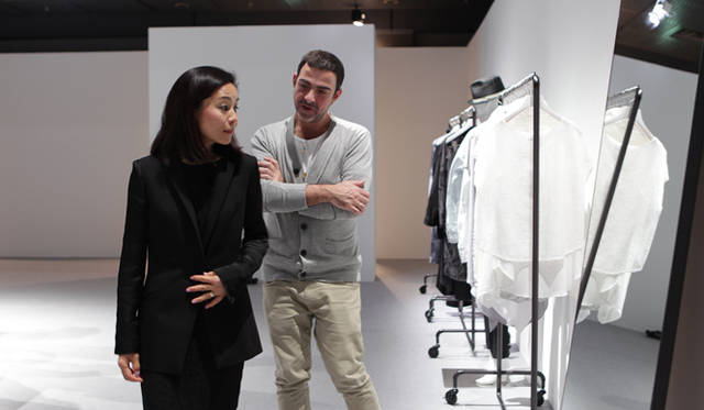 <strong>BERARDI｜ベラルディ</strong>　萩原さんがフィッティングするようすを熱心に見守るベラルディ。