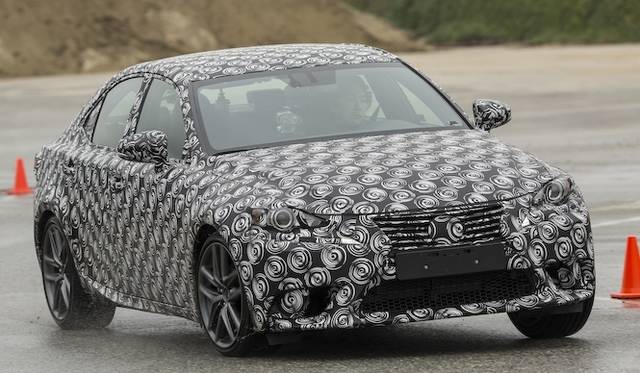 <strong>Lexus IS Prototype｜レクサス IS プロトタイプ</strong><br />車体全体が今はまだこのように「覆面」で覆われている