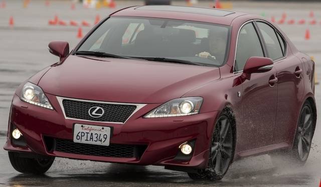 <strong>Lexus IS｜レクサス IS</strong><br />「現行IS」と「次期ISのプロトタイプ」のコーナーリング比較
