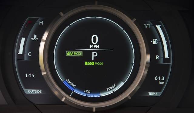 <strong>Lexus IS Prototype｜レクサス IS プロトタイプ</strong><br />「LFA」とおなじTFT液晶パネルと可動式メーターリングを組みあわせた「Fメーター」を採用。これは「ECO MODE」での表示