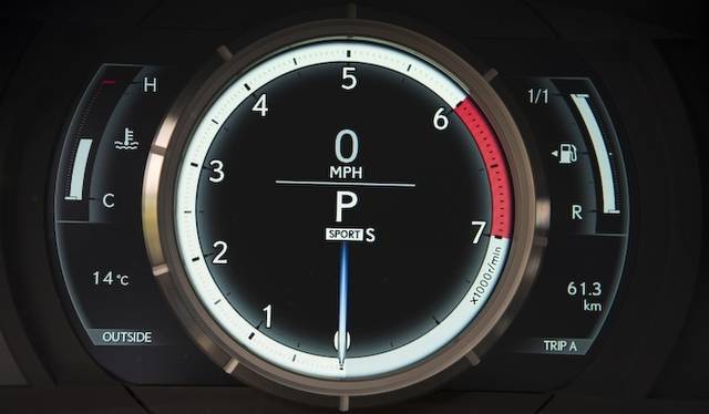 <strong>Lexus IS Prototype｜レクサス IS プロトタイプ</strong><br />「LFA」とおなじTFT液晶パネルと可動式メーターリングを組みあわせた「Fメーター」を採用。これは「SPORT S」での表示。リング内の液晶画面にタコメーターが表示される