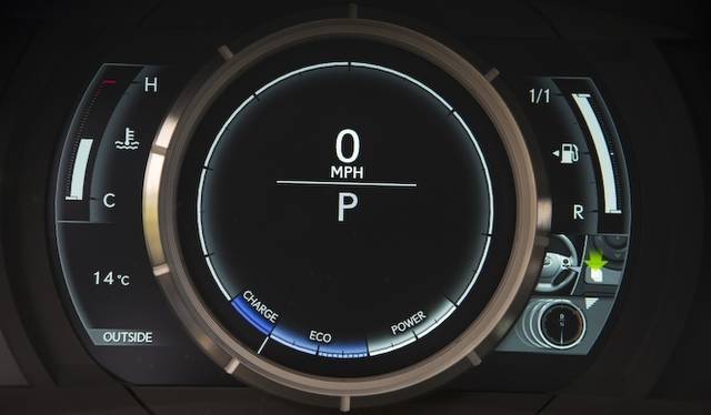 <strong>Lexus IS Prototype｜レクサス IS プロトタイプ</strong><br />「LFA」とおなじTFT液晶パネルと可動式メーターリングを組みあわせた「Fメーター」を採用