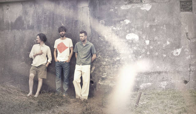 <strong>NAISSANCE｜ネサーンス</strong>　2013春夏コレクション　左／Pleated Shirt, Duck Shorts、中／Print T-shirt A, Denim Pants 、右／Open Collar Short Sleeve Shirt, Nep Denim Pants