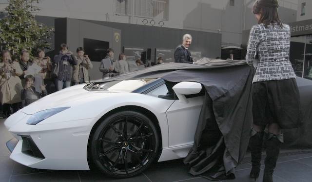 <strong>Lamborghini Aventador LP 700-4 Roadster｜ランボルギーニ アヴェンタドール LP 700-4 ロードスター </strong><br />大勢の報道陣や招待客の前でアンヴェールがおこなわれた