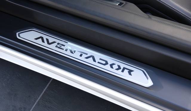 <strong>Lamborghini Aventador LP 700-4 Roadster｜ランボルギーニ アヴェンタドール LP 700-4 ロードスター </strong>