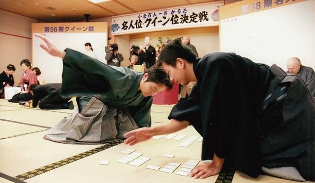 <strong>ART｜『Traditional＋【vol.3】「百人一首」に遊ぶ』</strong>　「百人一首」競技大会の様子　 © ㈳全日本かるた協会　