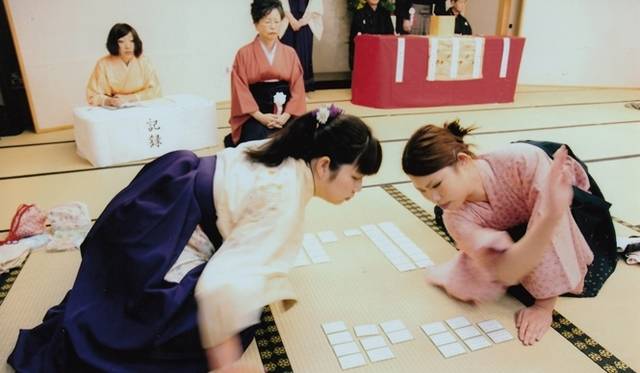 <strong>ART｜『Traditional＋【vol.3】「百人一首」に遊ぶ』</strong>　 © ㈳全日本かるた協会　