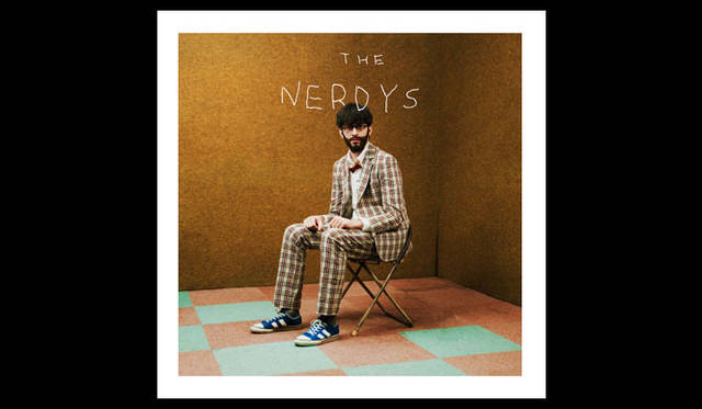 <strong>THE NERDYS｜ザ ナーディーズ</strong>　2013春夏コレクション　ジャケット 7万1400円、シャツ 2万3100円、Tシャツ 1万2600円、スラックス 2万7300円、タイ 2万1000円、アイウェア 2万7300円