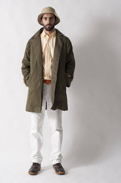 <strong>FUJITO｜フジト</strong>　2013春夏コレクション　Hood Coat4万6200円、Stand Coller Shirts1万8900円、Wide Trousers2万4150円、Safari Hat8400円、Leather Ring Belt1万2600円