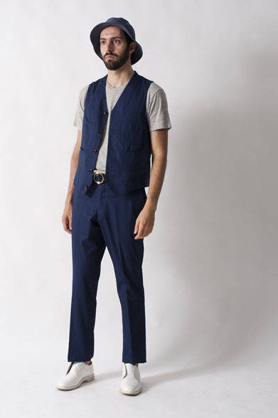 <strong>FUJITO｜フジト</strong>　2013春夏コレクション　Gilet1万9950円、V-Neck Pocket T7350円、Slacks Pants Narrow2万4150円、Leather Ring Belt1万2600円