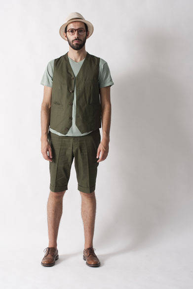 <strong>FUJITO｜フジト</strong>　2013春夏コレクション　Gilet2万4150円、V-Neck Pocket T7350円、Slacks Pants Narrow2万2050円、Straw Hat9450円