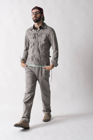 <strong>FUJITO｜フジト</strong>　2013春夏コレクション　11MJ Jacket2万7300円、V-Neck Pocket T7350円、Fatigue Pants1万8900円