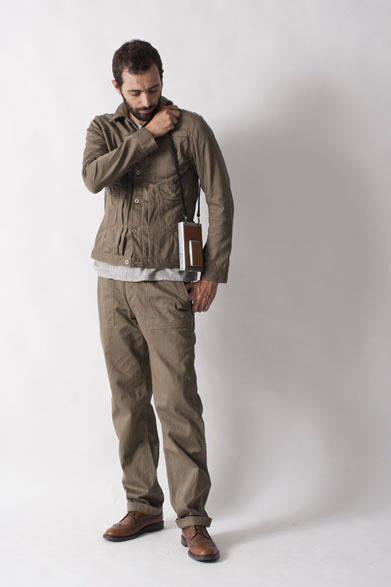 <strong>FUJITO｜フジト</strong>　2013春夏コレクション　11MJ Jacket2万7300円、V-Neck Pocket T7350円、Fatigue Pants1万8900円