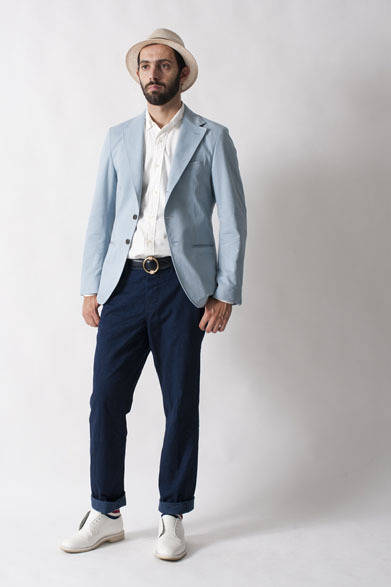 <strong>FUJITO｜フジト</strong>　2013春夏コレクション　Single 3B Jacket3万5700円、B.D Shirts1万8900円、Wide Trousers2万4150円、Straw Hat9450円、Leather Ring Belt1万2600円