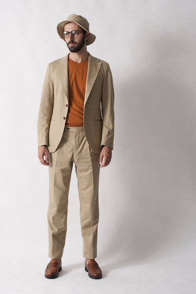 <strong>FUJITO｜フジト</strong>　2013春夏コレクション　Single 3B Jacket3万5700円、V-Neck Pocket T7350円、Slacks Pants2万4150円、Safari Hat8400円