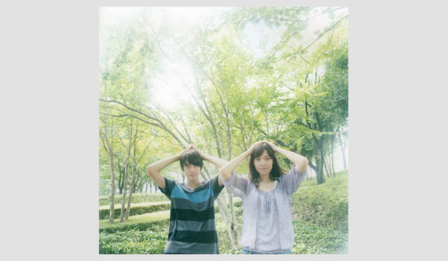 <strong>「beautiful」写真家4人展</strong>　かくたみほ（サブテーマ：TWINS）「おなじものがならんでいると心をつかまれる。双子には神秘的な興味と存在感を感じます。気がつくと風景のなかでも偶然ふたつのものがならんで存在している場面に出合うのでポートレートのように撮り溜めてきました」