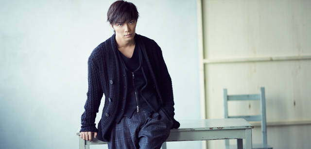 <strong>GIORGIO ARMANI｜ジョルジオ アルマーニ</strong>　<br />「ジョルジオ アルマーニを着る自分というものはちょっと“アゲ”なんですよね。やっぱりいいものはいい」<br /><br />ローゲージのニットジャケットの下には、フロントがジップ使いのベストを合わせて。パンツはやはり3タックでリラックス感のあるシルエット。ニットジャケット11万5500円、ベスト12万6000円、ニット5万1450円、パンツ14万4900円（すべてジョルジオ アルマーニ／ジョルジオ アルマーニ ジャパン Tel. 03-6274-7070）