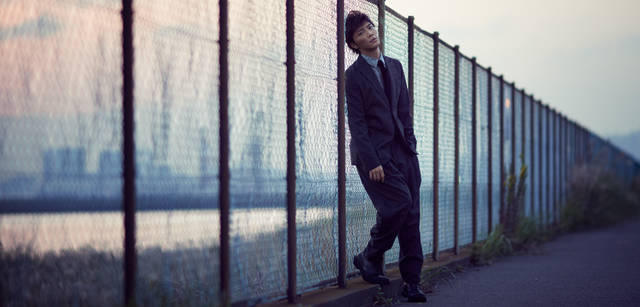 <strong>GIORGIO ARMANI｜ジョルジオ アルマーニ</strong>　<br />「ジョルジオ アルマーニは、もしかすると若い子たちには敷居が高いのかもしれない。でも大人が着るものだと勝手に思い込まずに、自分に何かを期待して、トライしてみることが大切だと思いますね」<br /><br />スーツスタイルも、パンツのフォルムで新鮮な表情。身体の動きに沿った秀逸なフォルム。ジャケット22万500円、シャツ7万1400円、タイ4万5150円、パンツ15万7500円、靴9万9750円（すべてジョルジオ アルマーニ／ジョルジオ アルマーニ ジャパン Tel. 03-6274-7070）