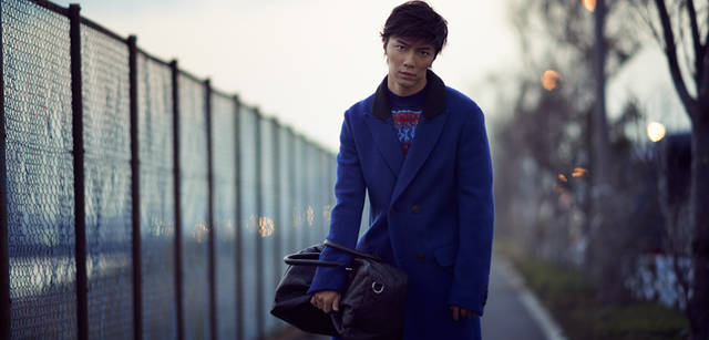 <strong>GIORGIO ARMANI｜ジョルジオ アルマーニ</strong>　<br />「ジョルジオ アルマーニの小物は、友人へのプレゼントにもいいんですよ。友人には、そのひとに似合うもので、かつ最上級のものをあげたい。男友達だったらジョルジオ アルマーニかトム・フォードの小物。そういうものを選びたいですね。男ってなかなか自分で小物を買わないですしね」<br /><br />2013年秋冬コレクションのキールックであるブルーのコート。インナーには「ドロミテ渓谷」をイメージしたプリントをほどこしたニットを着用。コート25万2000円、ニット12万6000円、パンツ10万2900円、バッグ 26万2500円（すべてジョルジオ アルマーニ／ジョルジオ アルマーニ ジャパン Tel. 03-6274-7070）