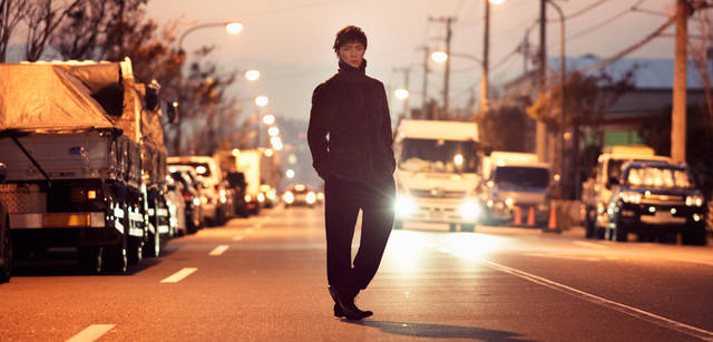 <strong>GIORGIO ARMANI｜ジョルジオ アルマーニ</strong>　<br />「30歳を過ぎて真剣に思うのは、これからは中身で勝負だな、と。若いうちに楽な方へ逃げていくと、あとで本当に大変な思いをすることになる。つねにトライしていくことが大事ですよね。僕の仕事は正しい答えがあるわけではないので、その答えがないことに対して、不安や満ち足りない気持ちもいつもあるのですが、そこから逃げちゃいけない。最近本当によく思います」<br /><br />首もとまで留めたマウンテンジャケットも都会らしい着こなしでエレガントだ。マウンテンジャケット27万3000円、パンツ14万7000円、靴8万9250円（すべてジョルジオ アルマーニ／ジョルジオ アルマーニ ジャパン Tel. 03-6274-7070）