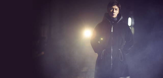 <strong>GIORGIO ARMANI｜ジョルジオ アルマーニ</strong>　<br />「僕は枠をなるべく取っ払って、変化することを恐れずに付き合っていきたい。変化にはもちろんリミットはありますが、でも僕はノンリミットがいい。将来的には、どこまでも受け止められるような男になりたいですね」<br /><br />ジョルジオ アルマーニらしい、上質なベルベットの光たく感がなんともエレガントなアウターを着こなして。フード付きコート29万4000円、タートルカットソー 7万8750円、パンツ13万6500円（すべてジョルジオ アルマーニ／ジョルジオ アルマーニ ジャパン Tel. 03-6274-7070）