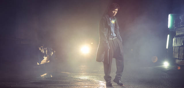 <strong>GIORGIO ARMANI｜ジョルジオ アルマーニ</strong>　<br />「仕事柄、時代に対しての嗅覚があるかが大切だと思っているので、ジョルジオのクリエイティブにも共感するのかもしれないですね」<br /><br />太い畝が特徴のロングコートは、羽織るだけで特別な上質感を醸す。コート25万2000円、シャツ9万2400円、パンツ11万8650円、靴8万9250円（すべてジョルジオ アルマーニ／ジョルジオ アルマーニ ジャパン Tel. 03-6274-7070）