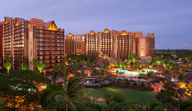 <strong>Secrets behind the Success｜エリオット・ミルズ</strong>　359の客室と481のヴィラ、プール、スパ、ダイニングなどの施設を有する8万5000平方メートルの敷地は、色鮮やかなコバルトブルーのラグーンに囲まれた美しいビーチに隣接  ©Disney