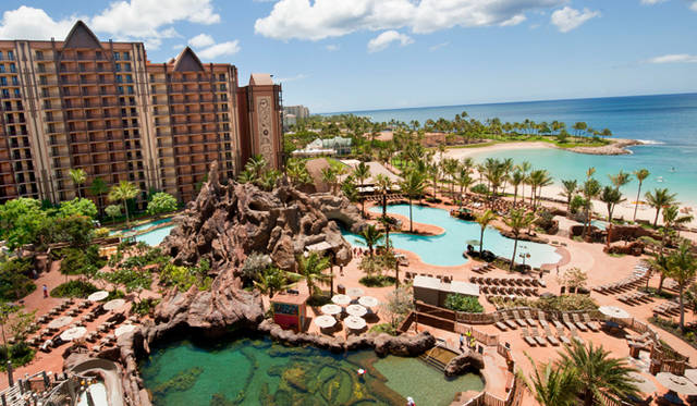 <strong>Secrets behind the Success｜エリオット・ミルズ</strong>　現在、ホテルの営業をつづけながら、プールとダイニングの増築を進めており、2013年春の工事完了をもってリニューアル・オープンする予定だ  ©Disney