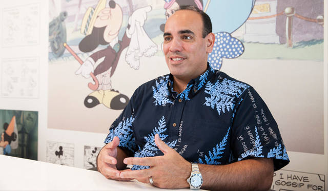 <strong>Secrets behind the Success｜エリオット・ミルズ</strong>　「アウラニはリゾート施設としての役割と、アクティビティーやショーなど、訪れた人を一瞬にして夢の世界へいざなうレクレーション施設の役割を兼ね備えた、まったくあたらしいタイプのホテルなんです」