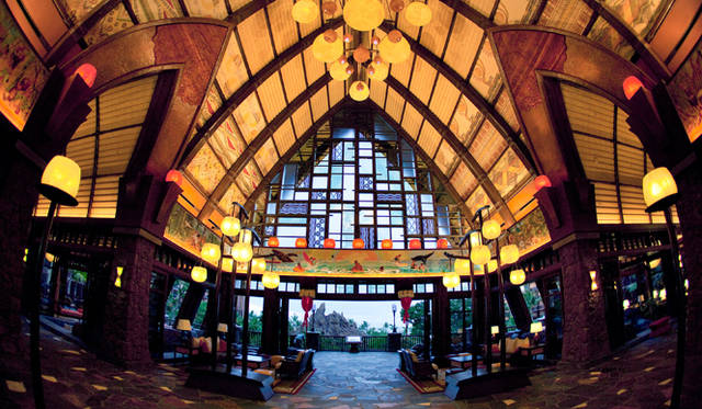 <strong>Secrets behind the Success｜エリオット・ミルズ</strong>　<strong>アウラニ・ディズニー・リゾート＆スパ コオリナ・ハワイ</strong><br />住所｜Aulani, A Disney Resort & Spa in Ko Olina, Hawai’i<br />92-1185 Ali’inui Drive, Kapolei, HI 96707<br />Tel. +1-808-674-6200 <br />©Disney