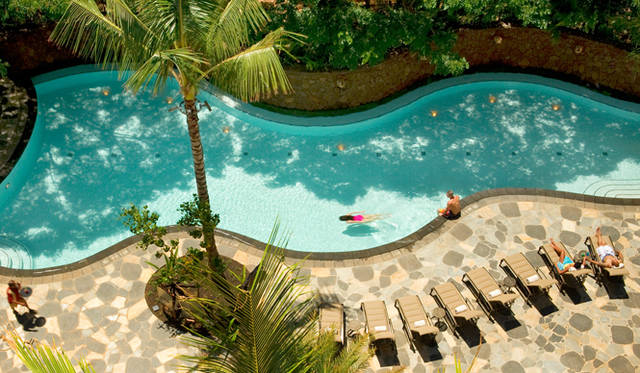 <strong>Secrets behind the Success｜エリオット・ミルズ</strong>　大人用の静かなプール<br /><strong>ワイラナ・プール</strong><br />営業時間｜8:00～20:00<br />  ©Disney