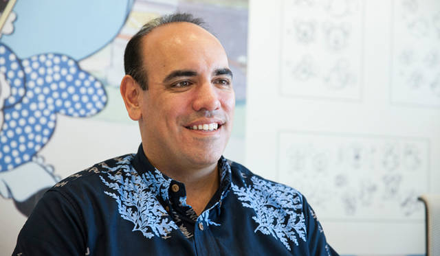 <strong>Secrets behind the Success｜エリオット・ミルズ</strong>　「ディズニーの世界観をハワイにそのまま持ち込むのではなく、ハワイに根付く文化と訪れる人とをつなぐ、ある種のポータルのような場所をつくりたかったんです。これは、ディズニーにとってもはじめての挑戦でした」