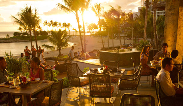 <strong>Secrets behind the Success｜エリオット・ミルズ</strong>　「西岸に位置しているということもあって、アウラニのビーチの向こうに沈む夕日は格別なものがあります。いろんな夕日を見てきましたが、ここの夕日は本当にロマンチックですよ」  ©Disney