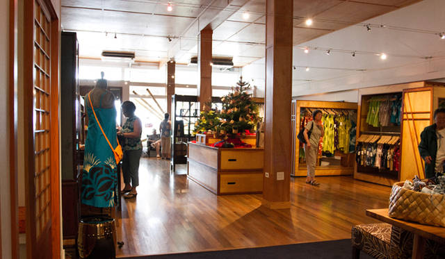 <strong>Secrets behind the Success｜エリオット・ミルズ</strong>　<br /><strong>Sig Zane</strong><br /> 営業時間｜平日9:30～17:00／土曜9:00～16:00　※日曜定休<br /> 住所｜122 Kamehameha Ave, Hilo, HI 96720-2833<br /> Tel. +1-808-935-7077<br /> http://sigzane.com/