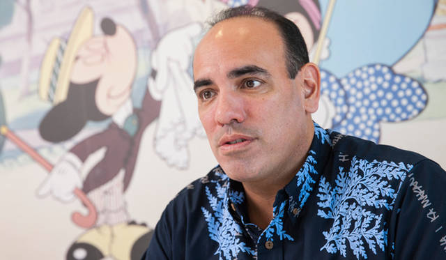 <strong>Secrets behind the Success｜エリオット・ミルズ</strong>　「ディズニーに入って驚いたのはそのユニークなビジネスの進め方です。ハワイは人口140万人ほどの小さな州で、ここで生活する人たちは伝統をとても大切にしています。ディズニーは、まずそうしたハワイに息づく文化を深く知る、ということからスタートしたんです」