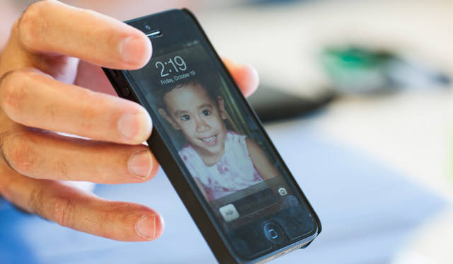 <strong>Secrets behind the Success｜エリオット・ミルズ</strong>　仕事の合間に心を落ち着かせてくれるラッキーアイテムはありますか？　「3歳の娘の写真を電話の待ち受け画面にしています。見ていると自然と笑みが出てくるんです。仕事の合間にふと緊張がほぐれる瞬間です」