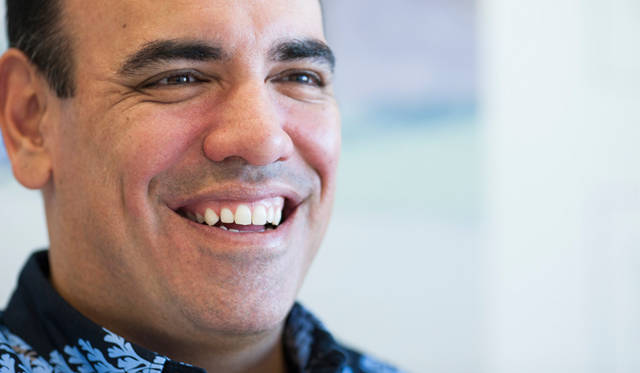 <strong>Secrets behind the Success｜エリオット・ミルズ</strong>　「まとまった時間が取れたら、マリンスポーツをしたり、コロラドの方へ行ってスノーボードをします。どうしてかって？　海や山のなかにいると電話がつながらないですよね（笑）」