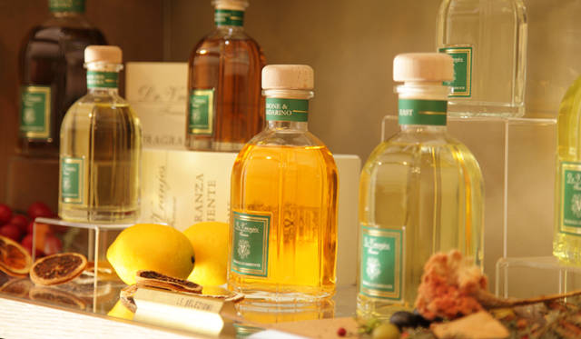 <strong>Dr.Vranjes｜ドットール・ヴラニエス</strong>　色とりどりの香水が店内を彩る