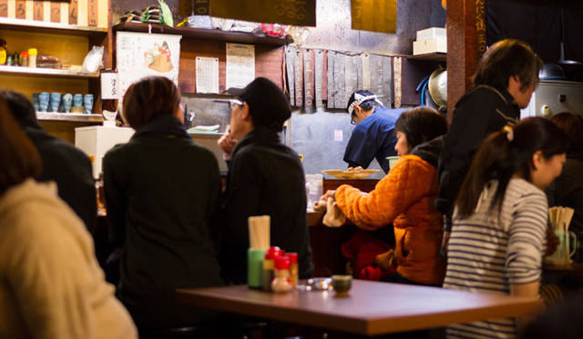 <strong>角田陽太｜東京浪漫酒場</strong>　三軒茶屋「久仁」　開店30分後にはこのにぎわい