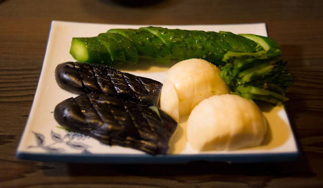 <strong>角田陽太｜東京浪漫酒場</strong>　三軒茶屋「久仁」　おしんこ。上品な味のぬか漬けできゅうり、ナス、かぶのほかに大根、にんじん、セロリがある